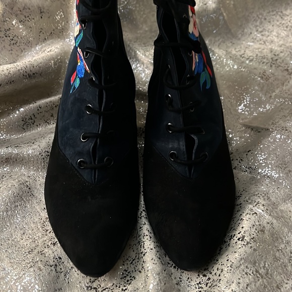 Tory Burch Cassidy Floral Embroidered Bootie 9 - Picture 11 of 11